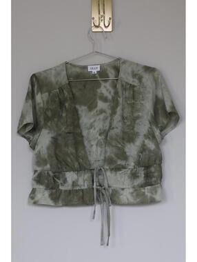 Le Lis Collection blouse features a tie-front closure size Medium